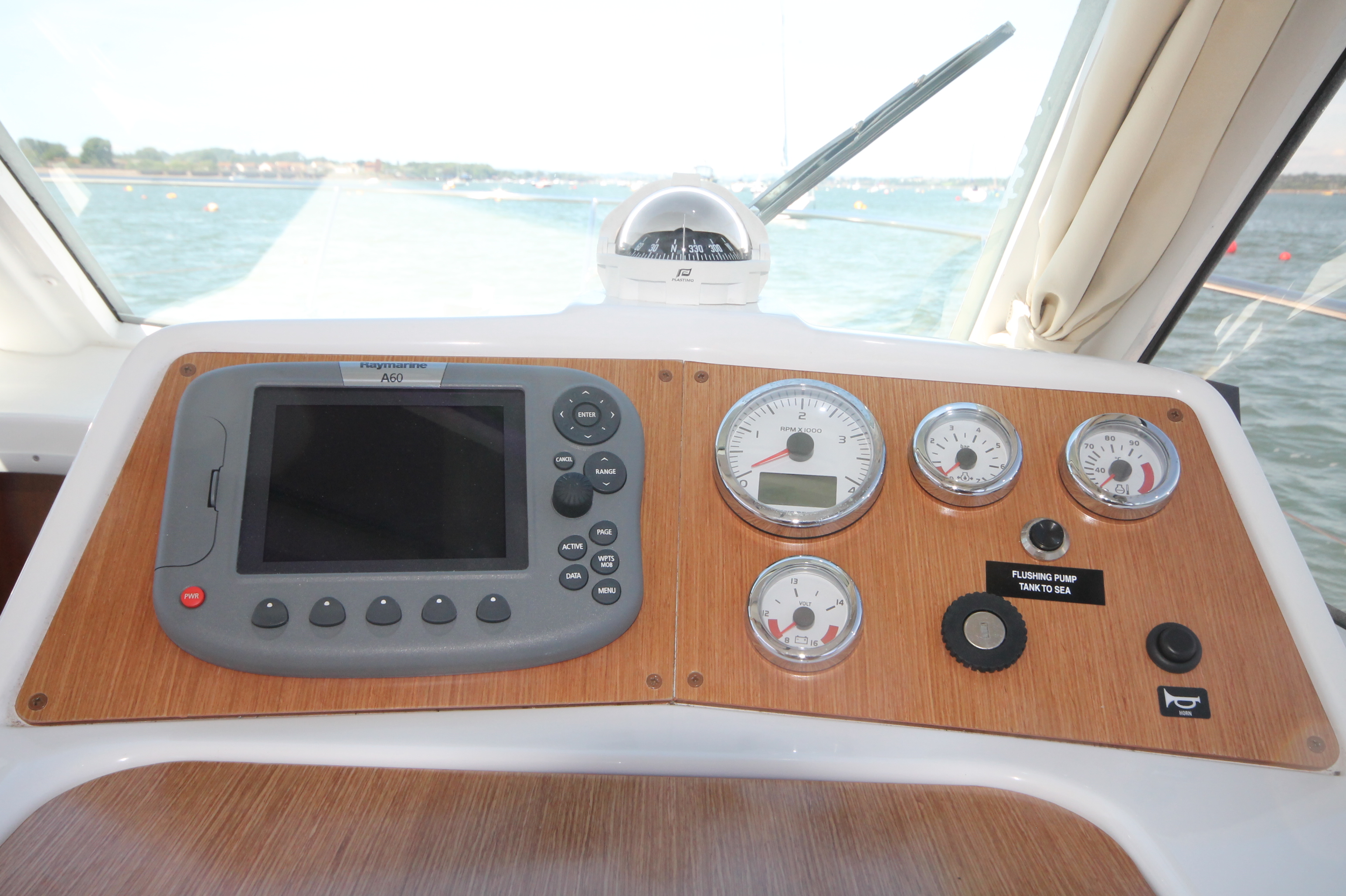 beneteau-antares-9-helm-station-1-one-marine
