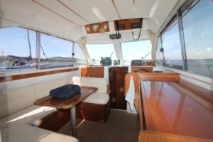 Beneteau Antares 9 Interior 2