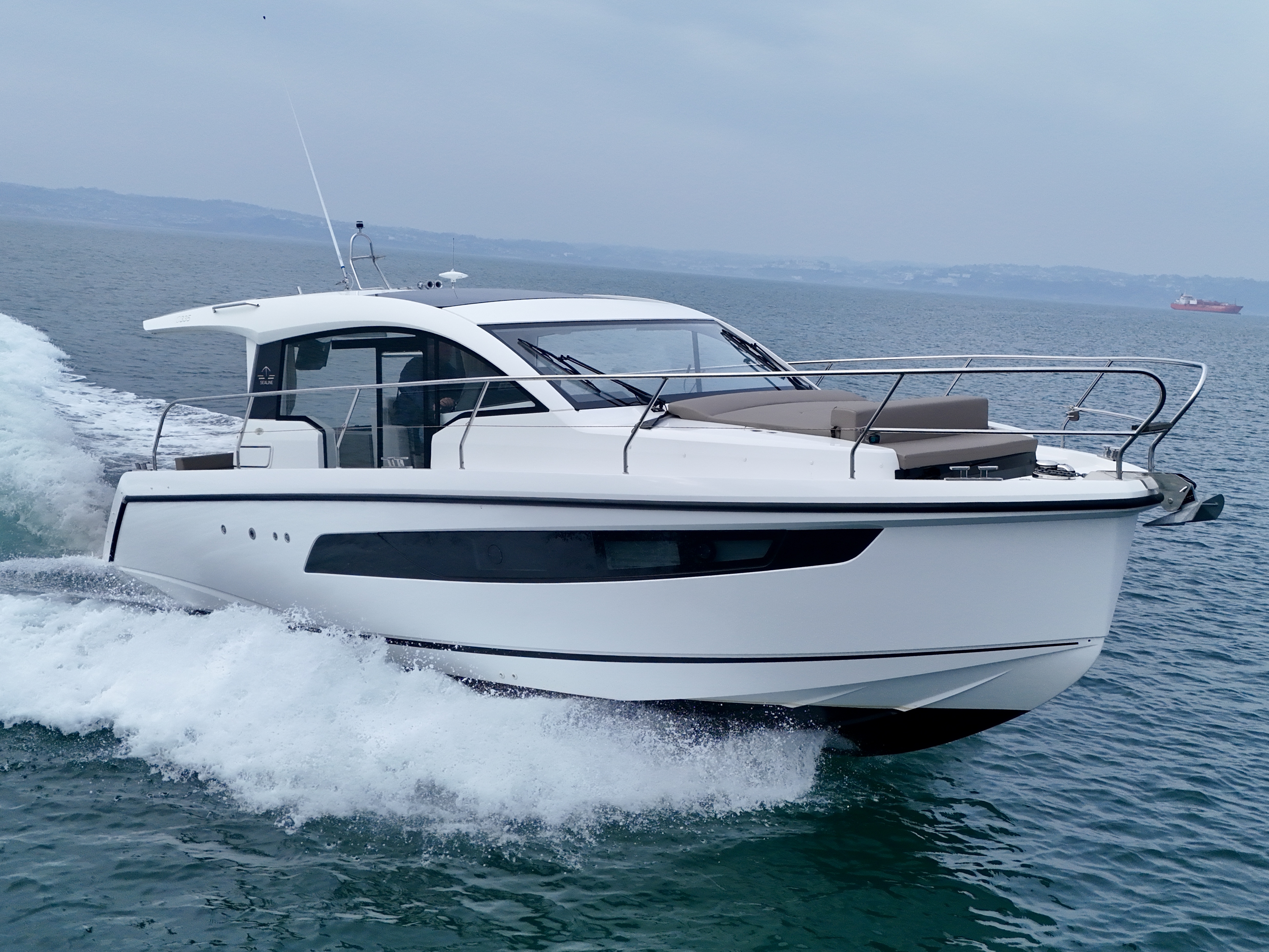 Sealine C335